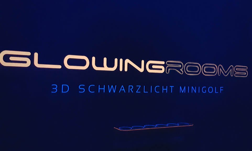 Mein Erfahrungsbericht zur Schwarzlicht Minigolf Anlage Glowing Rooms in Köln Ehrenfeld | Wieso du auch bei Regenwetter megagut Minigolf spielen kannst | Ich gebe dir Tipps für geniale Geschenkideen & coole Gadgets zum Verschenken an dich selbst oder an deine Liebsten ;-)